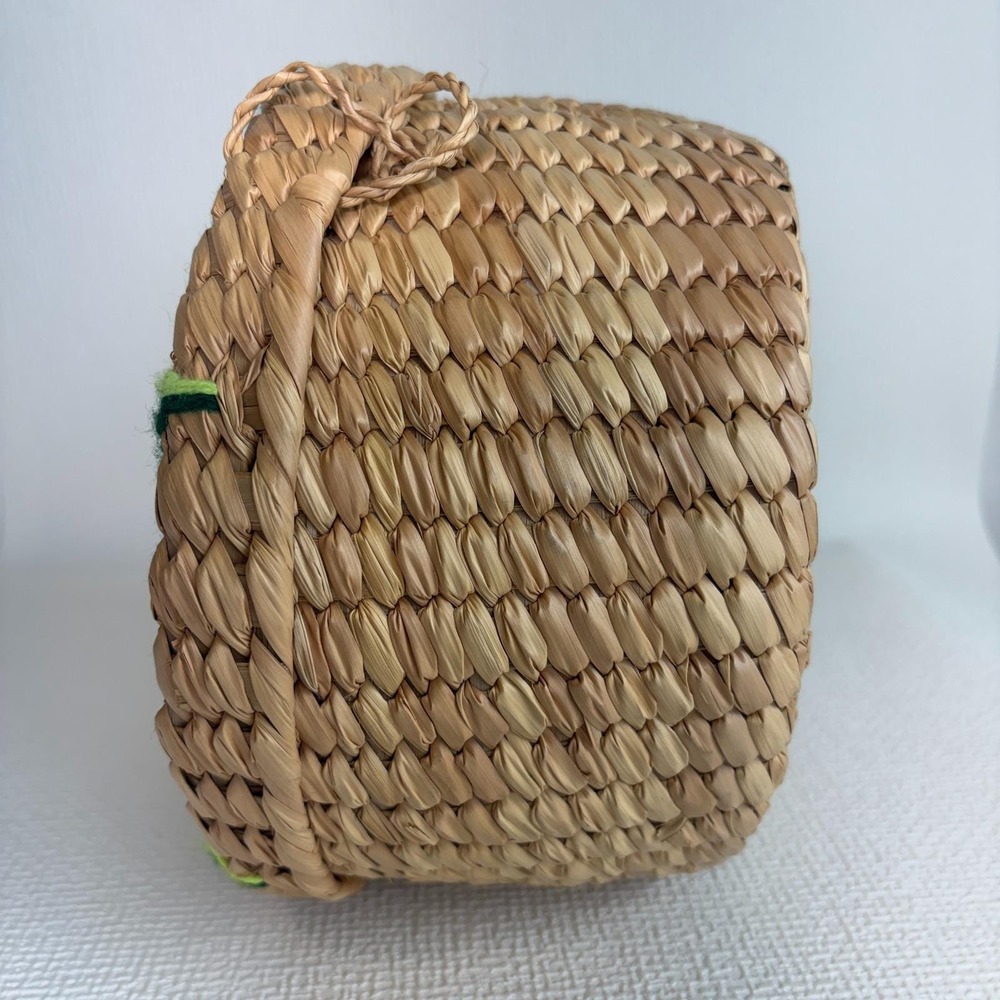 Handwoven Round Straw Basket Hinged Lid Green Yarn Sunburst Floral Boho Decor - Picture 10 of 11